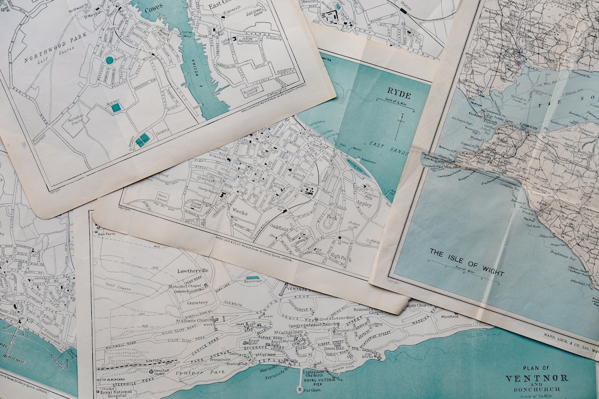 Folhas de mapa dobradas sobre a mesa do gabinete, com curva de nível e vinco