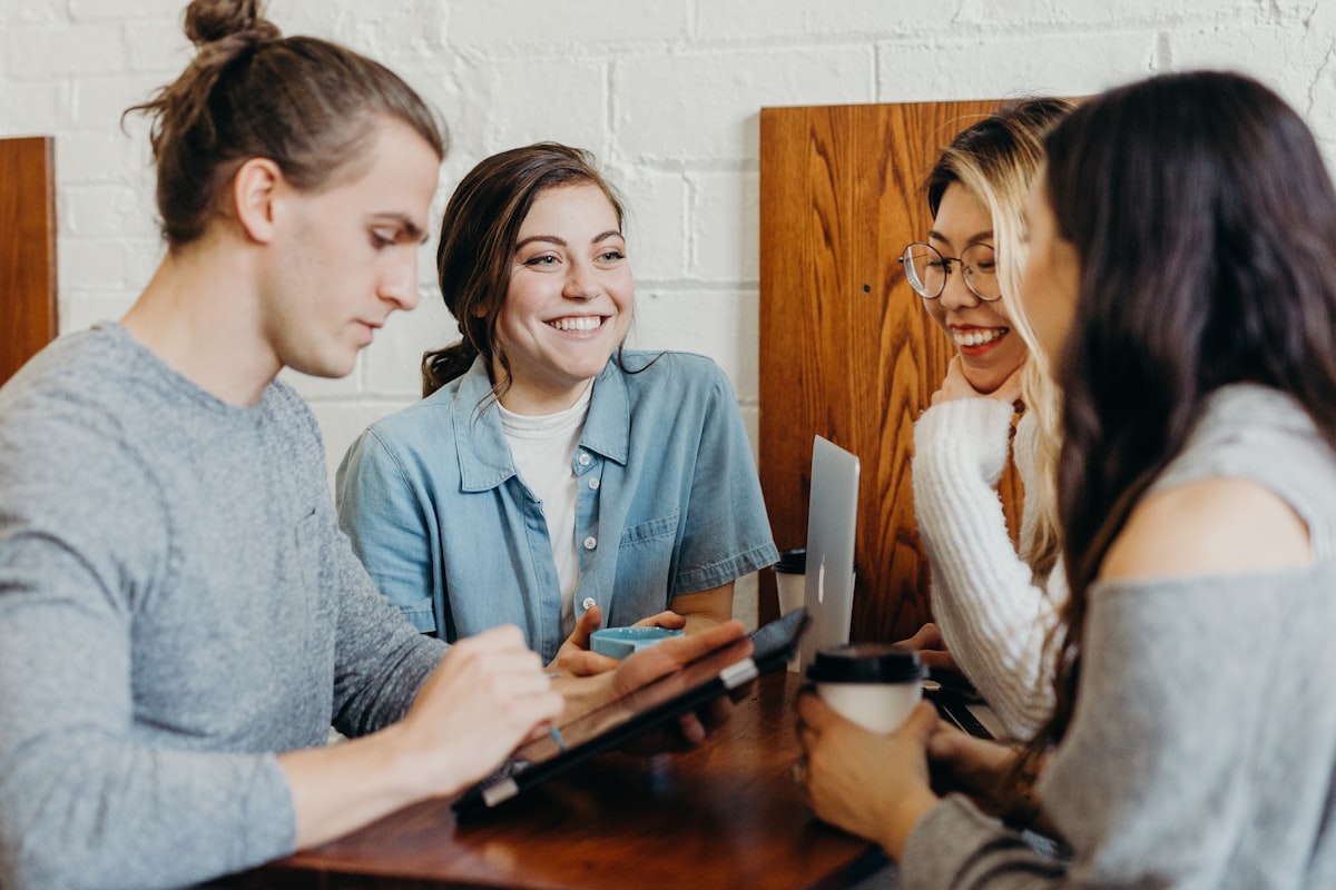 Pessoas reunidas à mesa com roupas do cotidiano